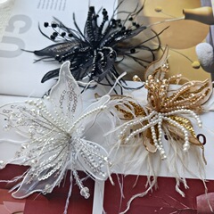 超仙の手作りの白いレースの花の羽のヘアピンの花嫁の結婚式の装飾の影楼と化粧の辺は頭飾りの部品を挟みます。