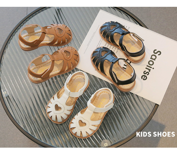 Sandali da ragazza di nuovo stile in piccola pelle traspirante scavata nella versione coreana, scarpe per bambini con suola morbida, estive_voghion.com