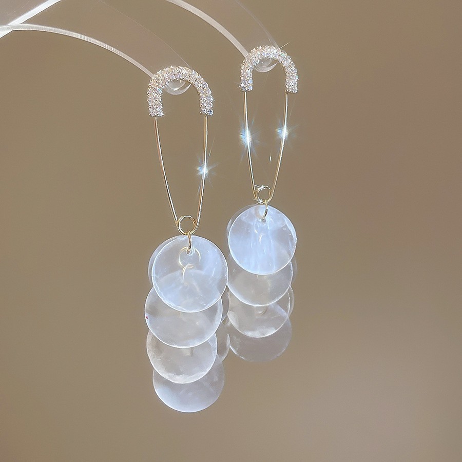 Pendientes de borla de concha redonda con aguja de plata Pendientes de temperamento de estilo de vacaciones junto al mar Pendientes de todo fósforo de alta gama de moda al por mayor