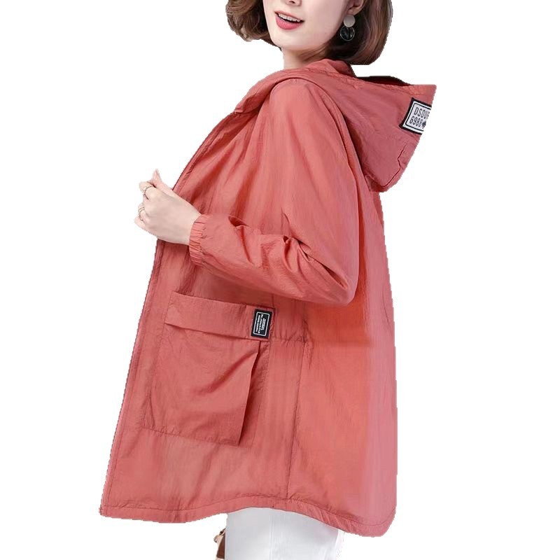 中長サイズの女性のお母さんは日焼け止め服を着て通気性が薄い夏のコートを着て、紫外線を防ぐ長いタイプです|undefined
