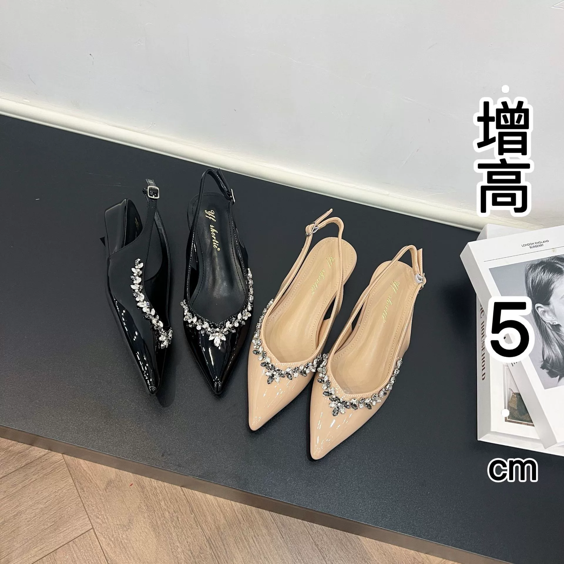 Женские туфли, увеличивающие рост, на танкетке из лакированной кожи со стразами, закрытый носок, без шнуровки, новые летние босоножки с острым носком и ремешком на спине в сказочном стиле, лето 2025 г.