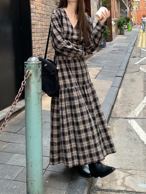 2025年复古抽褶设计感V领格子宽松连衣裙女秋艺术感格纹度假长裙|undefined