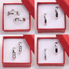 A pair of simulation fake diamond engagement rings for couples, adjustable hinge wedding rings, suitable for wedding photoshoot props and ceremonial use.