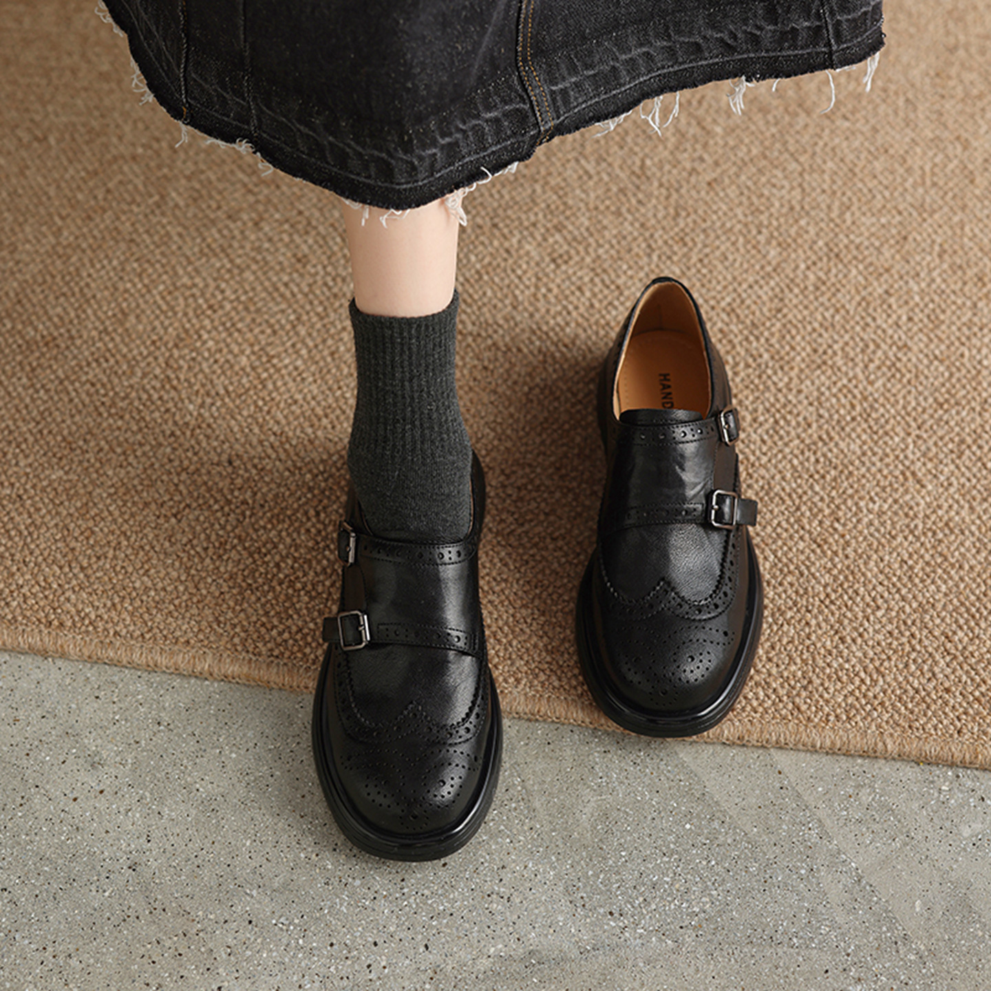 Giày loafer nữ mũi tròn bít phong cách Anh quốc, khóa thắt lưng trang trí — màu nâu