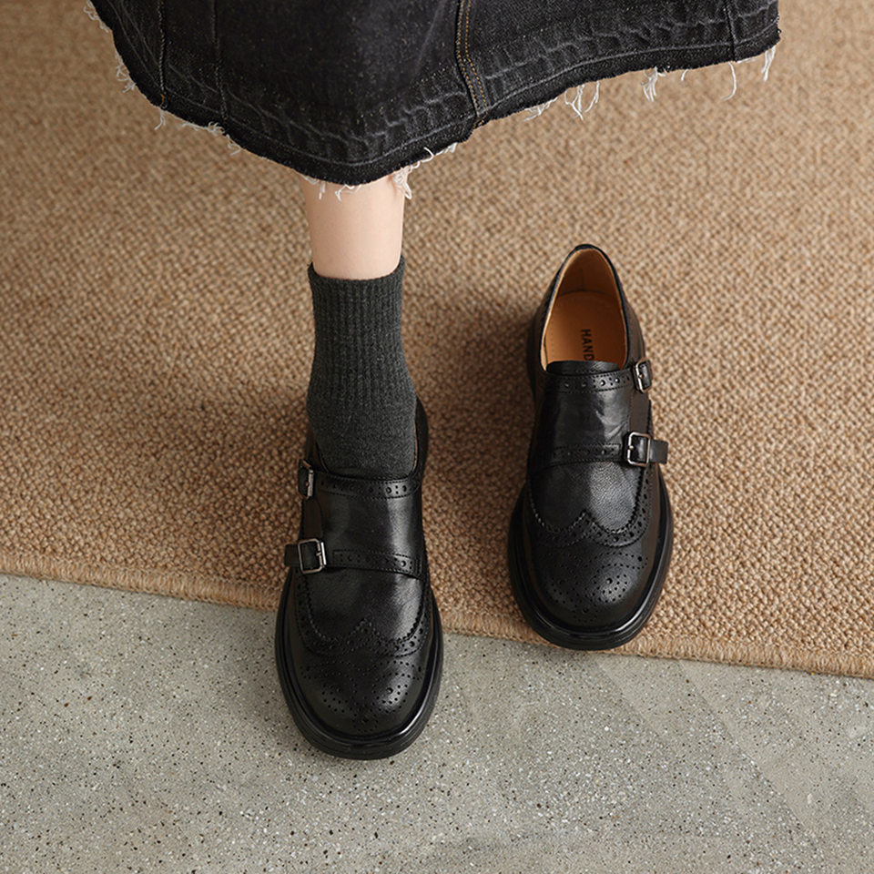Giày loafer nữ mũi tròn bít phong cách Anh quốc, khóa thắt lưng trang trí — màu nâu