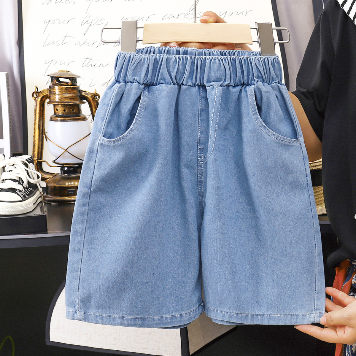 Pantalones cortos de mezclilla para niños 2025 verano nuevo estilo coreano pantalones de cinco puntos para niños sueltos pantalones de bebé para niños image 4