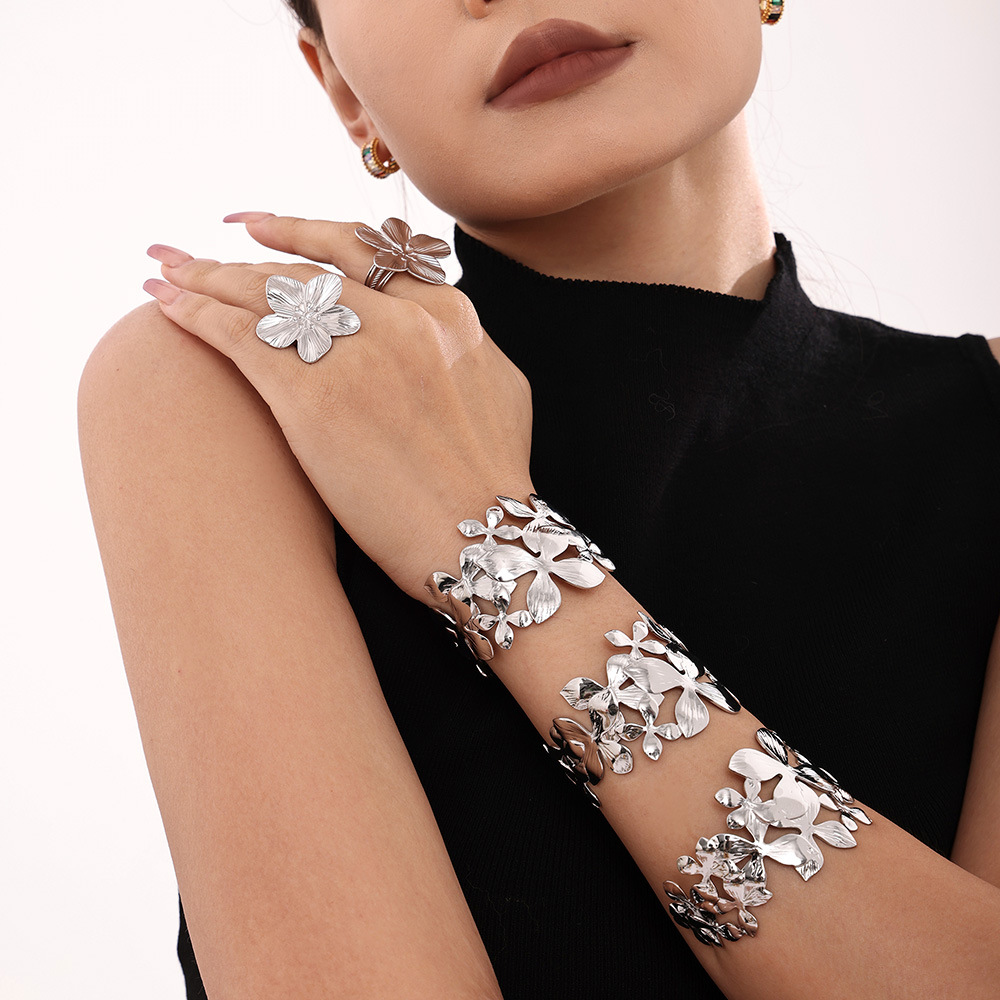 Offenes Armband mit quadratischer Zuckerblumenstruktur aus farbechtem Titanstahl, modisches und extra breites Armband_voghion.com