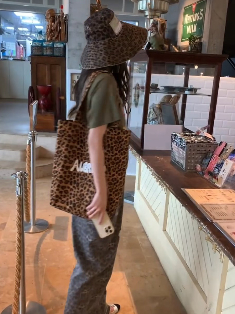 2024 Autumn/Winter Casual Versatile Canvas Panther Pattern Shopping Single Shoulder Handbag Underarm Bag New Trendy_voghion.com