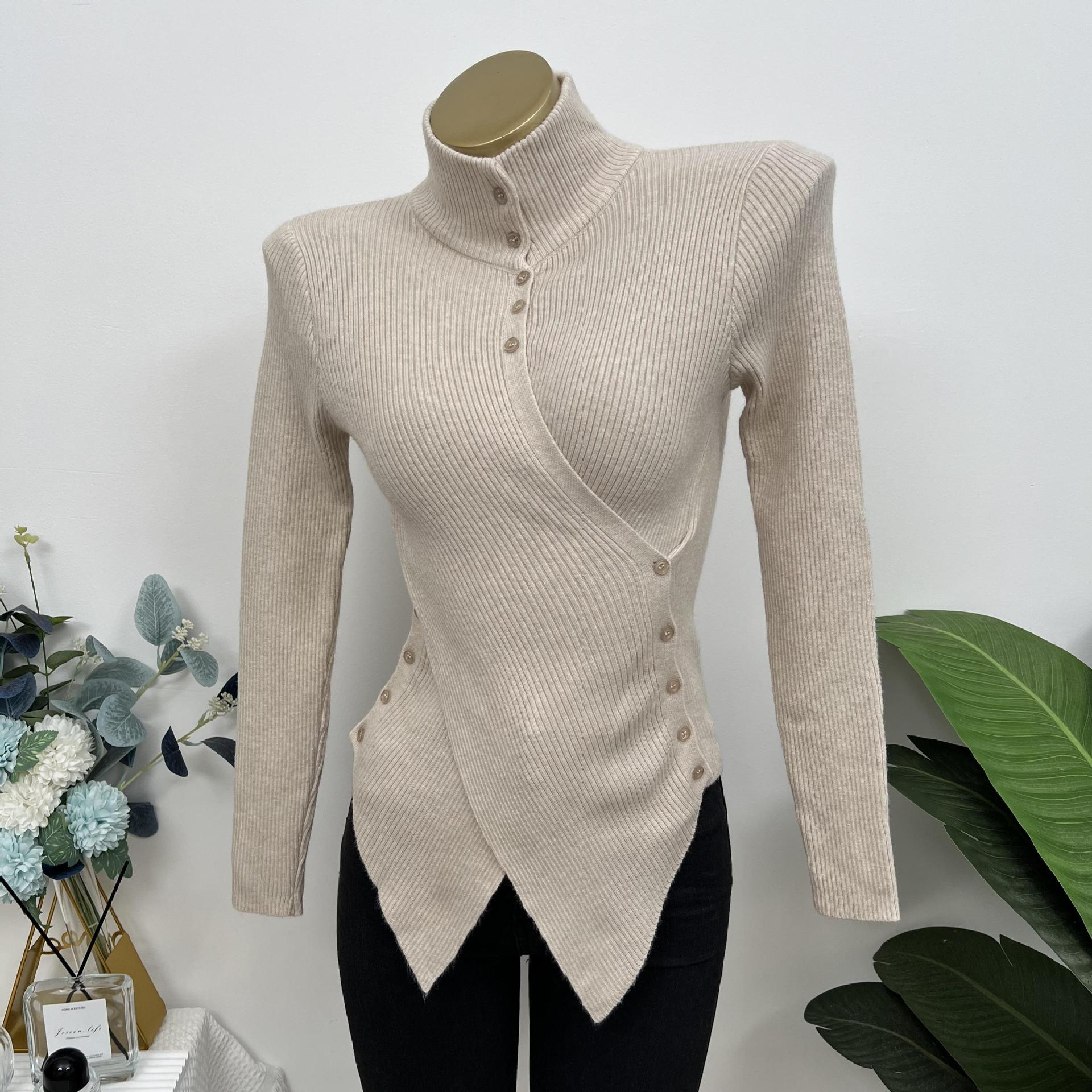 腰を絞めて胸を見せます厚手の高襟秋冬タイプの不規則なスタイルの上着の中にニットの底のシャツの女性2025を掛けます。