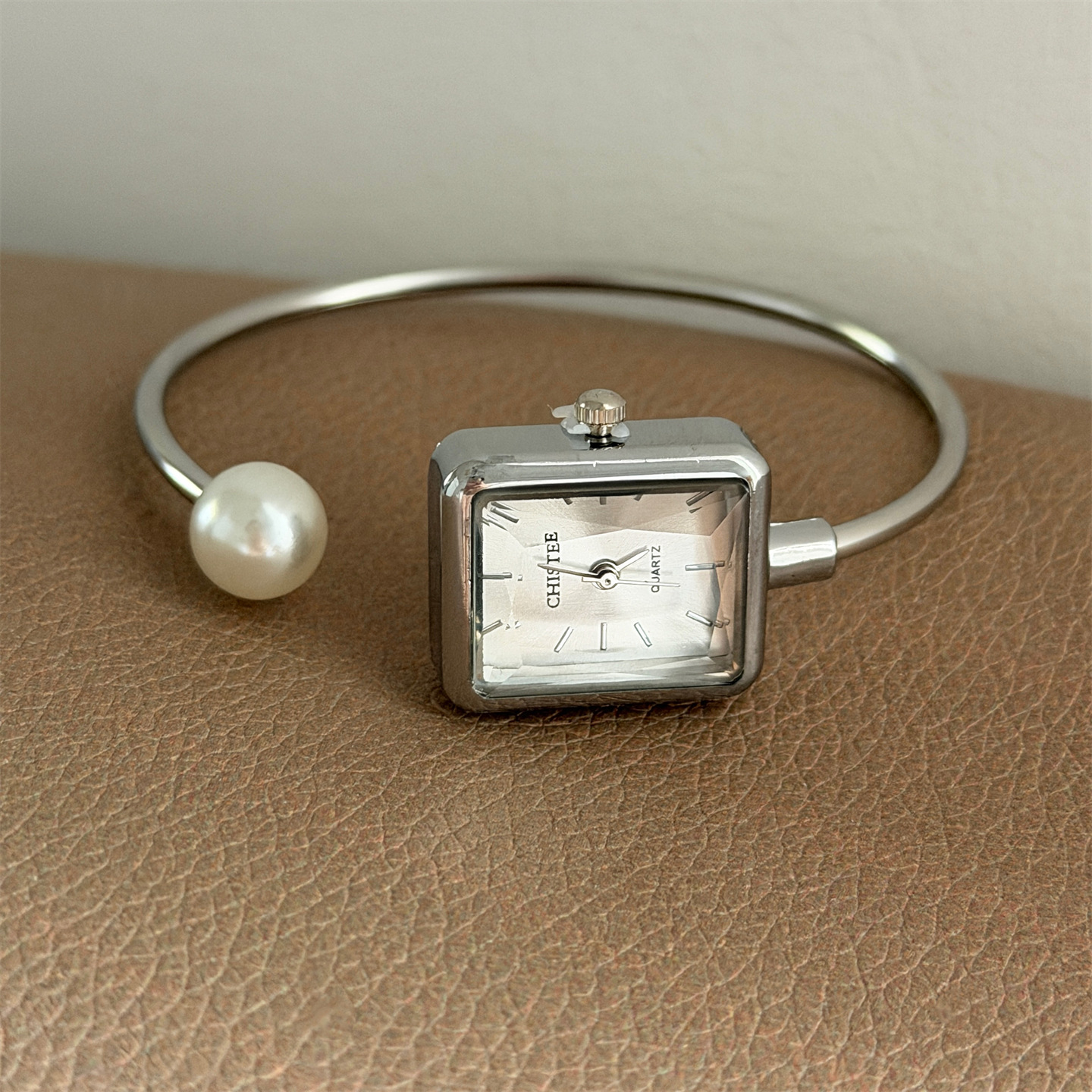TikTok live streaming hit product 2026: Pearl luxury watch for women, high-end, elegant, fashionable, small square dial, exquisite women's watch