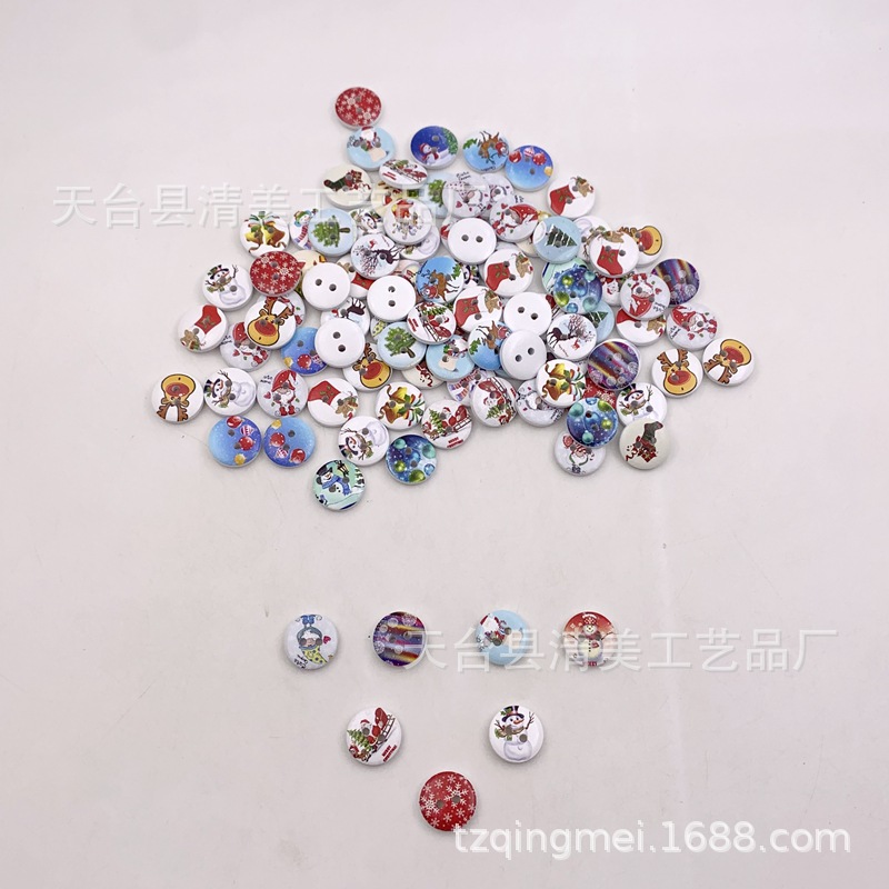 Botones de madera de Navidad de 15mm con fondo blanco