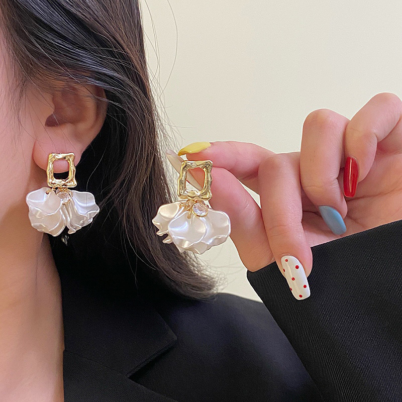 Geometric elegant retro earrings with zircon