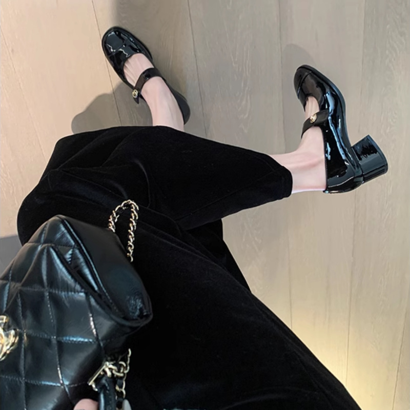 Black high heels 4.5cm