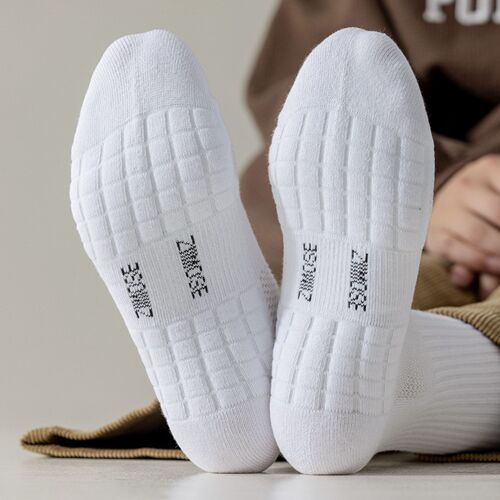 Solid color towel bottom socks men's short socks ins trendy black and white mid-calf socks Japanese simple sports stockings wholesale