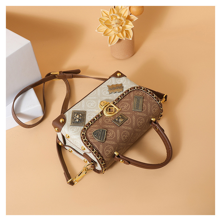 Luxe retro schoudertas voor dames met opvallende badge_voghion.com