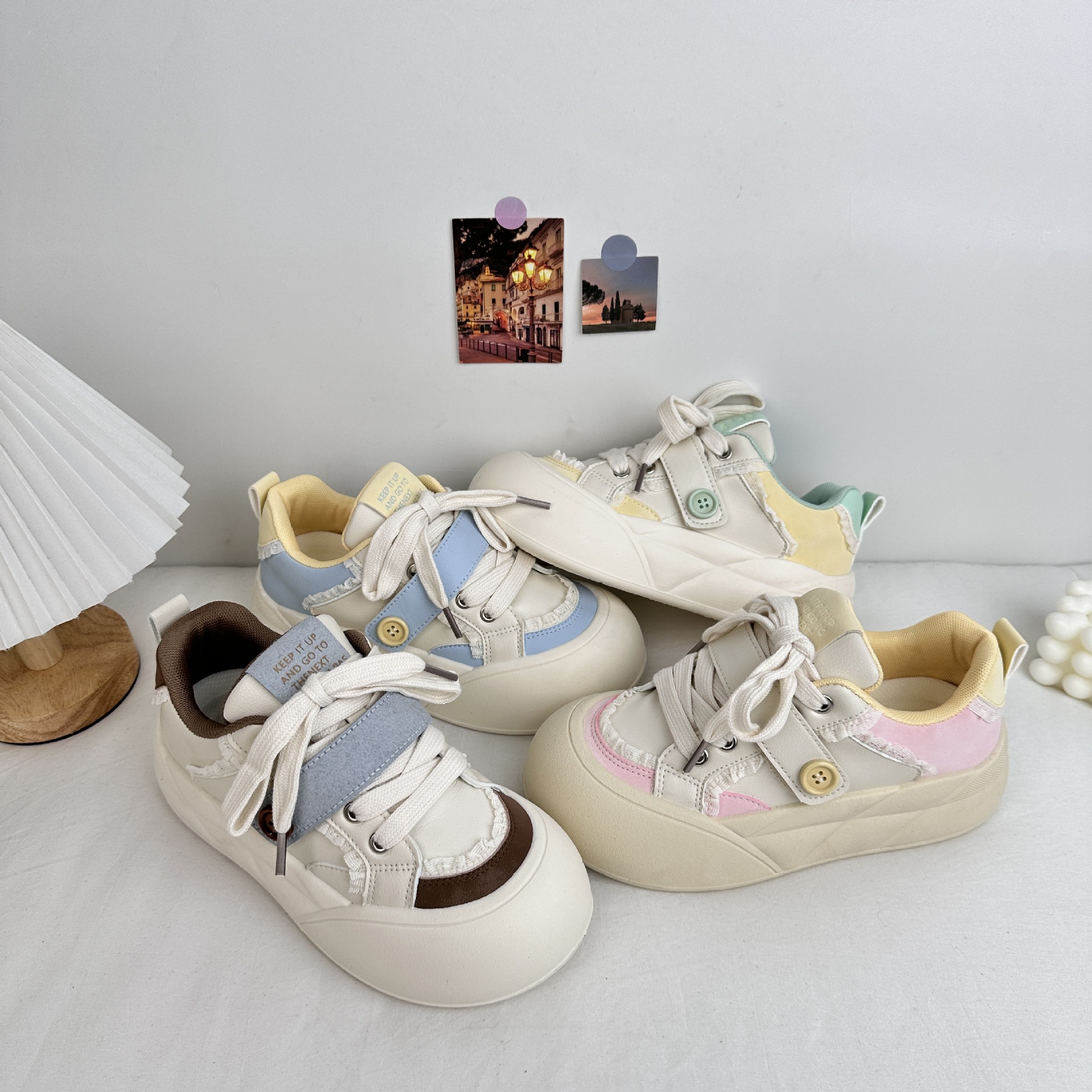 Zapatillas deportivas transpirables de suela gruesa de onda lejana para estudiantes de la escuela 2025 primavera nuevos zapatos blancos casuales de todo fósforo para el cabello