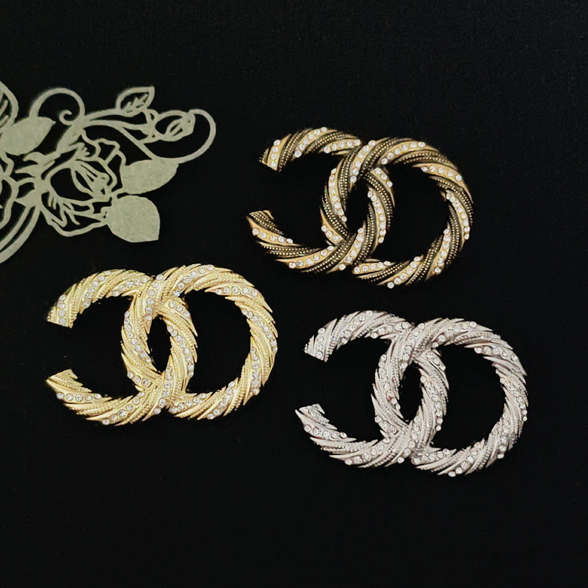 Fashion Design Rhinestone Chanel-Style Brooch High-End Suit Pin Sweater Dress Set Double Letter Accessory