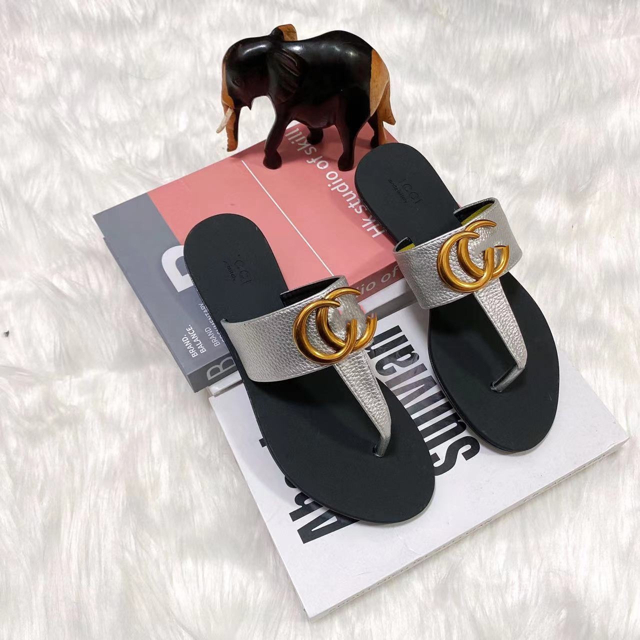 Spot GG hardware decorativo chanclas zapatos planos de verano 2024 sandalias de mujer de moda europea y americana sandals