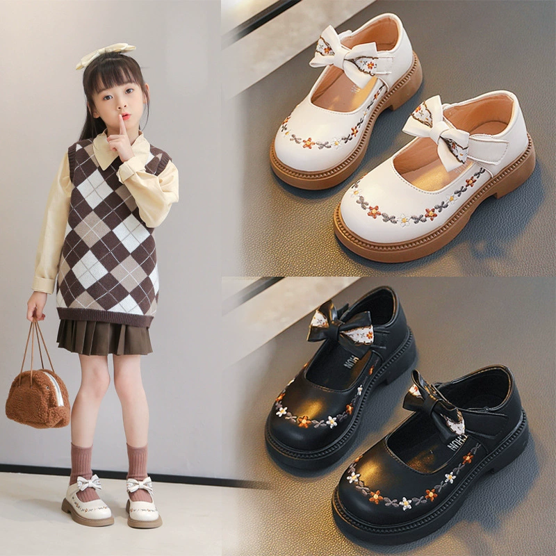 Маленькие кожаные туфли для девочек, милые детские туфли принцессы, новый стиль весны и осени 2025 года, детские туфли на плоской подошве с вышивкой, туфли для выступлений для девочек.