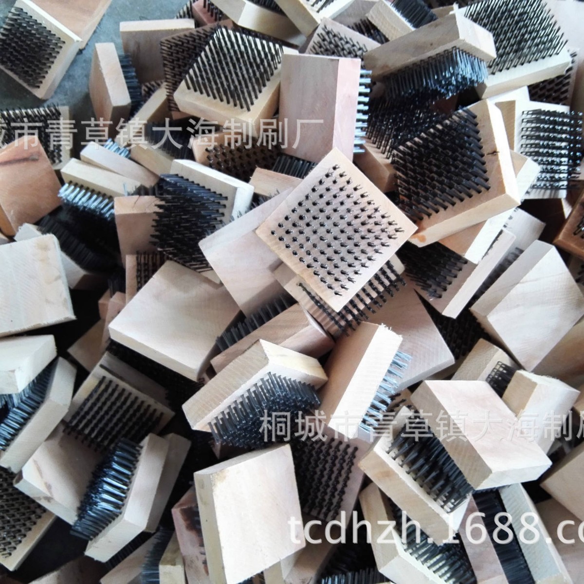 钢丝板刷镀铜钢丝刷木柄钢丝刷（源头厂家）