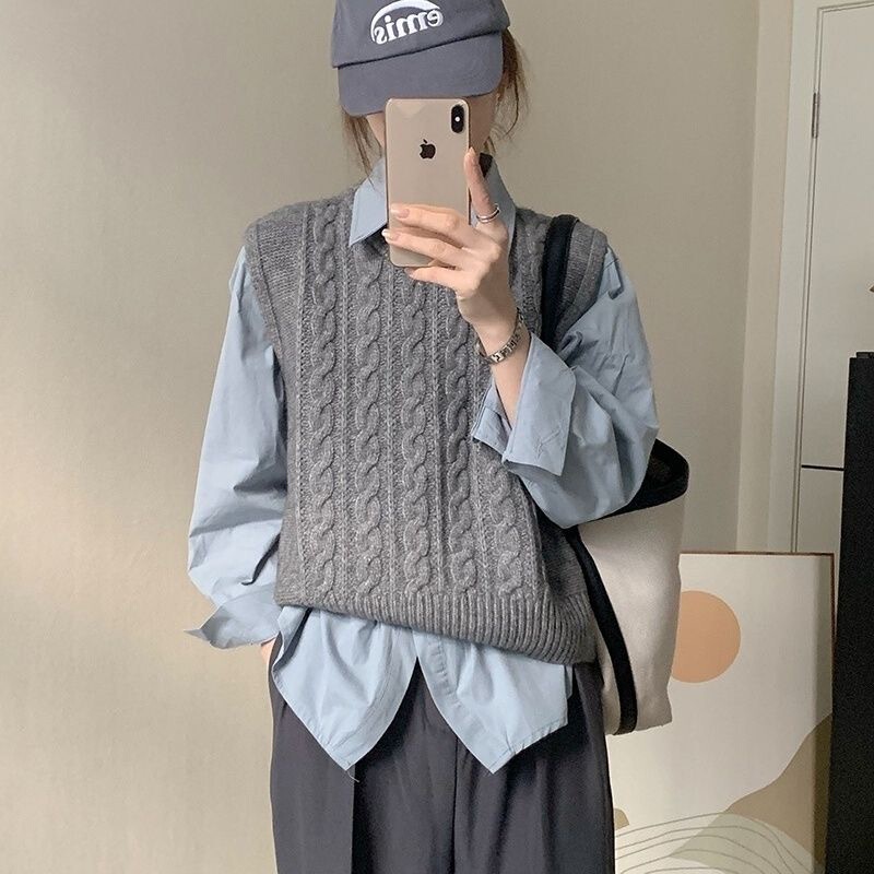 Retro folded knit vest female 2024 spring new round neck twist outside wear sweater vest loose waistcoat