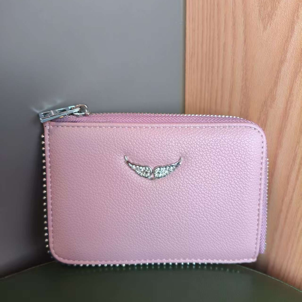 Bolso de cuero cruzado con alas y cadena, estilo negro