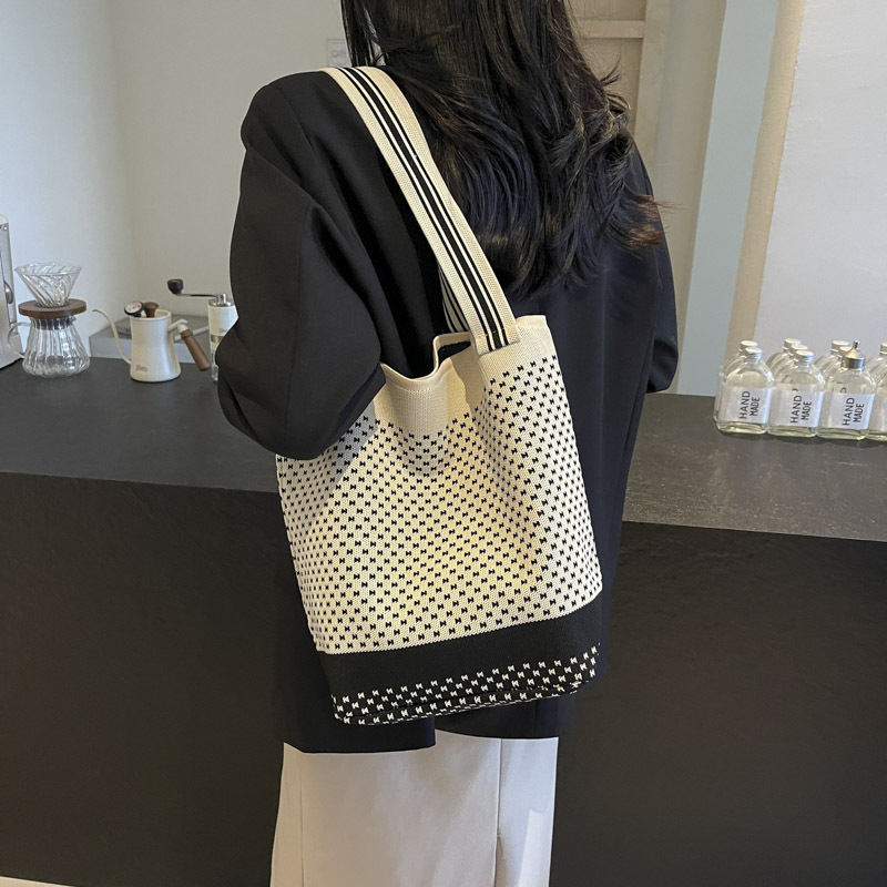 Single-shoulder bag, black and white large-capacity shopping bag, handbag, single-shoulder striped fashionable and versatile knitted color-blocking tote bag Application Scenario