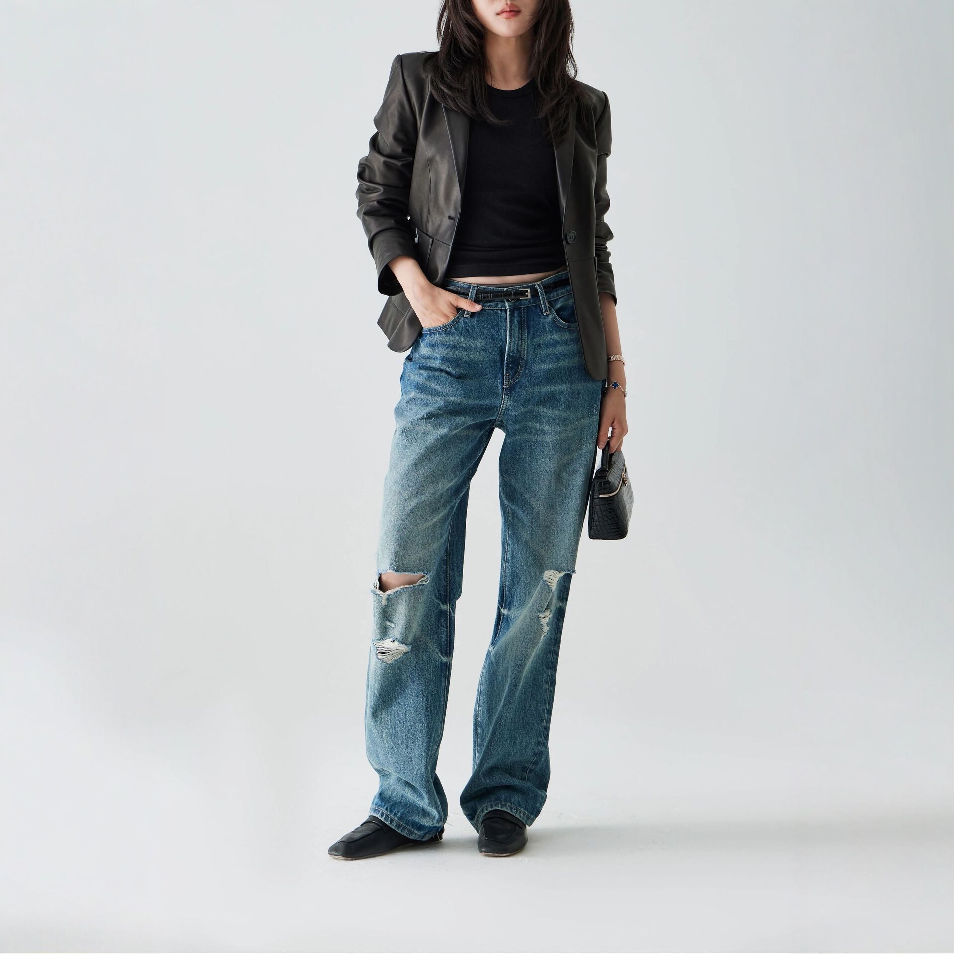Women's black sheepskin short leather jacket, retro stand-up collar, slim fit, 2025 new style fashion motorcycle jacket.