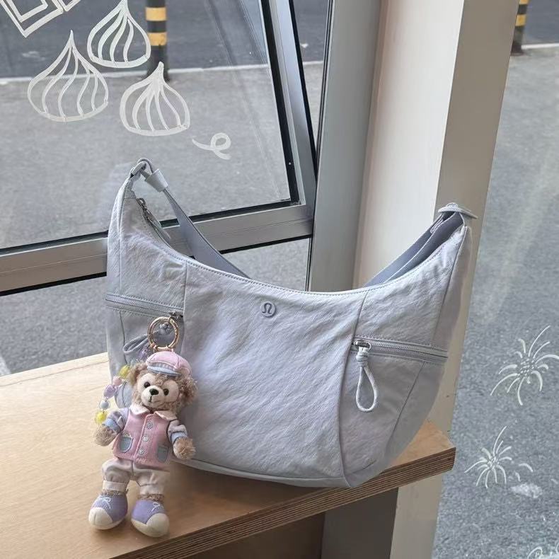 ルルレモン クロワッサン ニューラージ スラウチ クロスボディバッグ 13L 大容量バッグ シングルショルダー 脇バッグ|undefined
