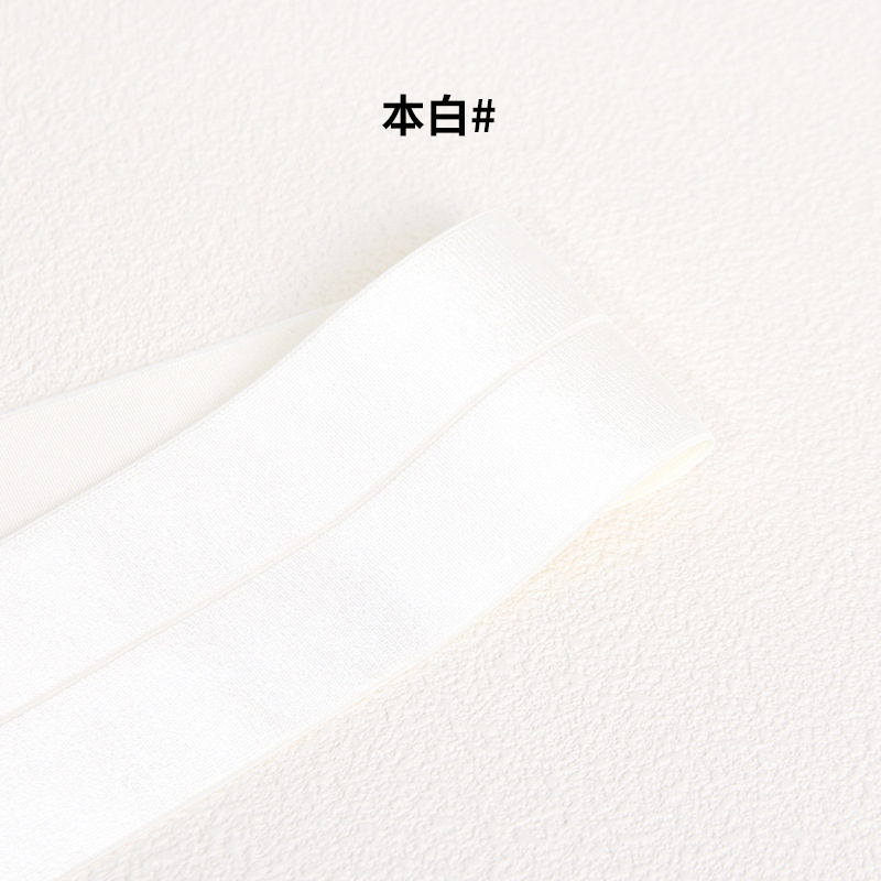 반으로 접힌 흰색 광택 스레드