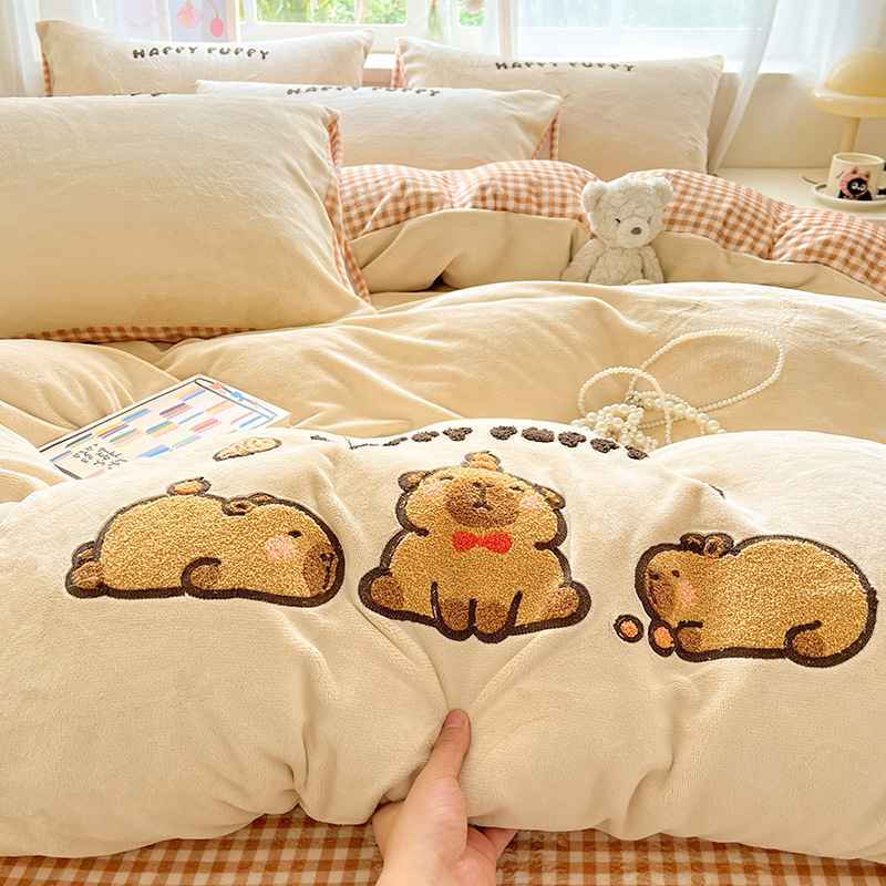 Toallas de dibujos animados bordadas de leche de seda cama de cuatro piezas doble edredón cubierta sábanas de dormitorio de estudiantes de tres piezas de ropa de cama