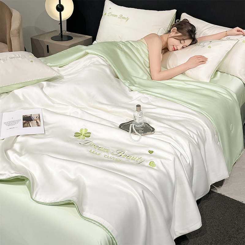 Verde blanco lechoso de trébol de cuatro hojas