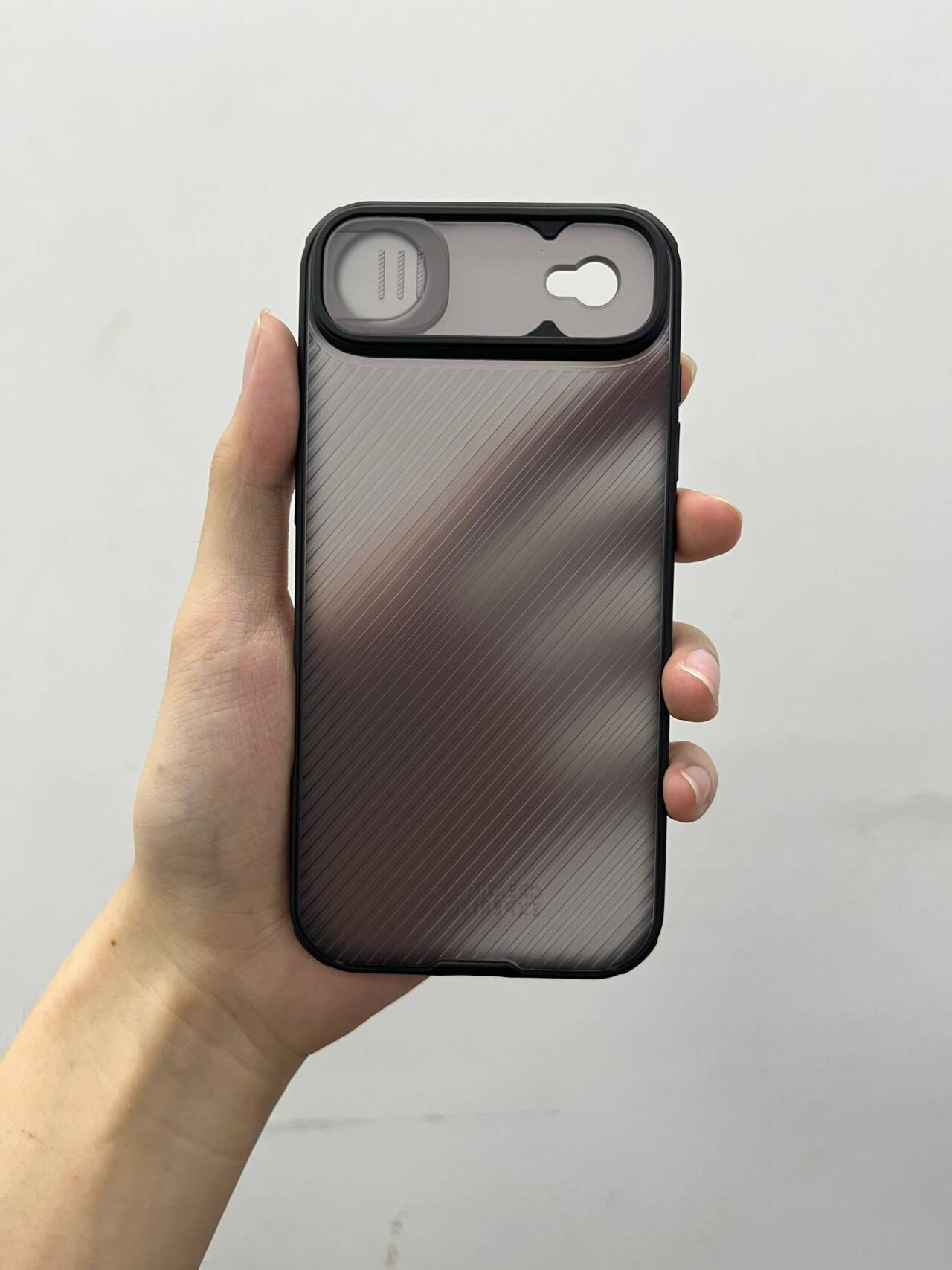 Ốp lưng Nillkin chống nhìn trộm, trượt che ống kính cho iPhone 17 Pro Max — Gương đen PRO Đen, Gương đen PRO Xanh, Gương đen PRO Titan Xám, Gương đen PRO Vàng chi tiết 25