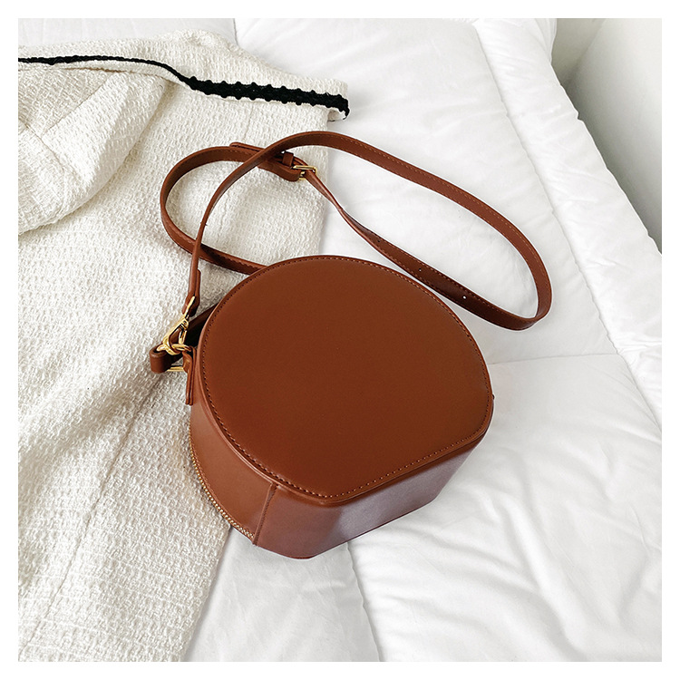 2023 Autumn New Live Broadcast Good Large Capacity Women's Single Shoulder Crossbody Bag Letter Retro Wide Shoulder Strap Bag for Women_voghion.com