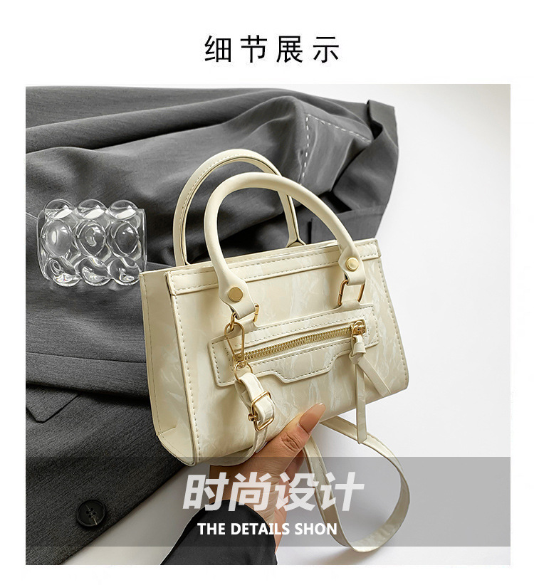 A retro, individualistic, casual single-shoulder crossbody bag for the autumn of 2024, featuring a fashionable, simple and elegant style, and a small square handbag for commuting Application Scenario