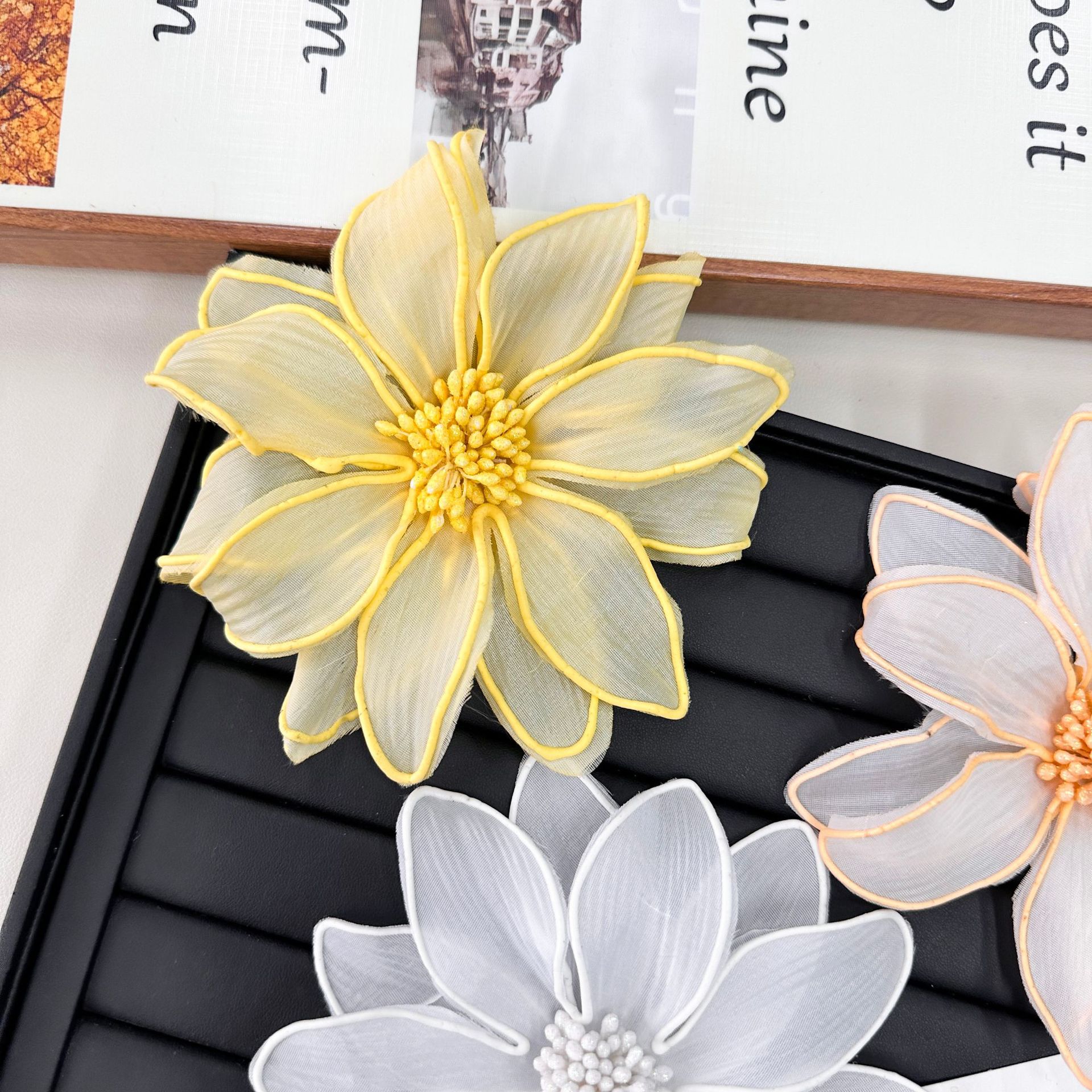 Accesorios para el cabello de malla con flores 3D exquisitos, disponibles en tres colores, de Guangzhou, dulces y versátiles, para decorar el cabello, zapatos, sombreros y bolsos.