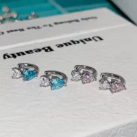 Сладкие и крутые серьги с двойными прямыми игольчатыми сердечками из розового бриллианта, инкрустированные бриллиантами, элитные, элегантные, крутые, доступные роскошные серьги