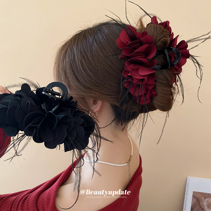 Encora rojo, pliegues multicapa, plumas, pinza para el cabello, pinza para el cabello, parte posterior de la cabeza, pinza de tiburón, estilo princesa, ambiente, sensación de temperamento, accesorios para el cabello