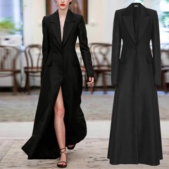スーツのコートの女性のデザイン感が小さいです。