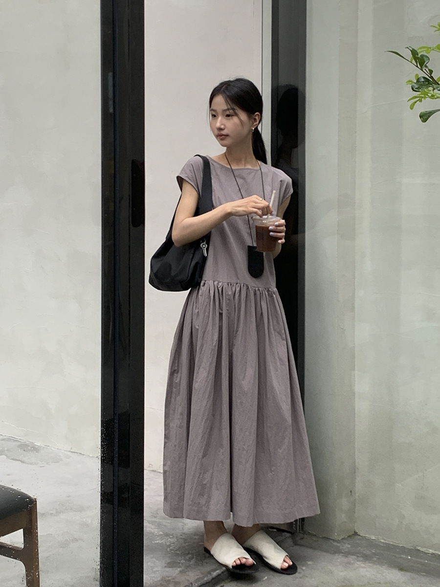 Summer dress with a round collar