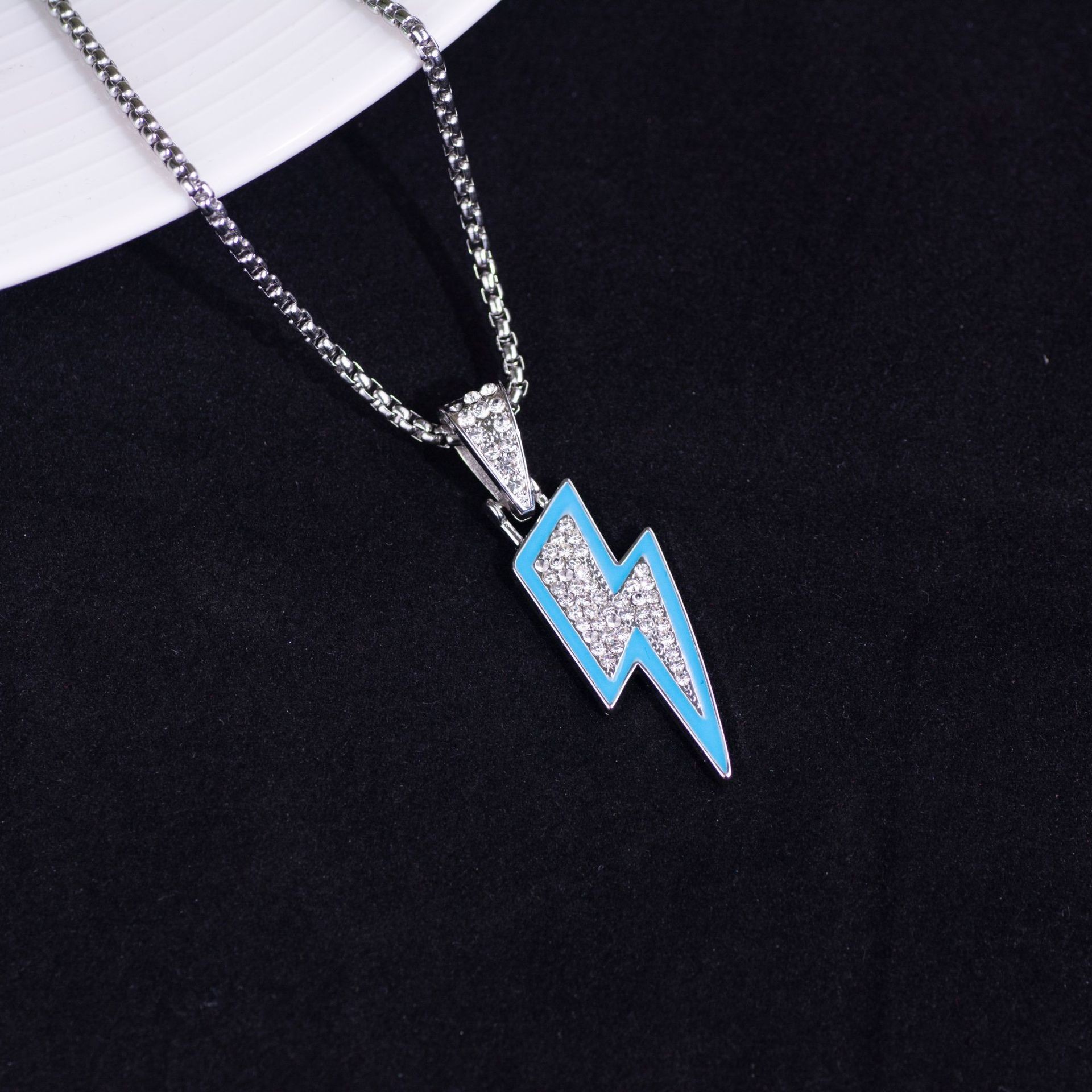 148#Collar de diamantes luminosos azules con forma de relámpago.