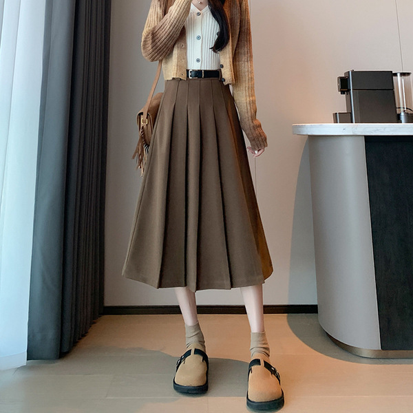 Fitted demi-season pleated skirt