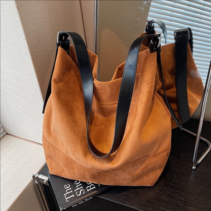 Bolsa de cubo de gran capacidad esmerizada transfronteriza para mujeres 2025, otoño y invierno, nueva bolsa de hombro coreana de alto valor de cara, bolsa de tendencia debajo de la axila