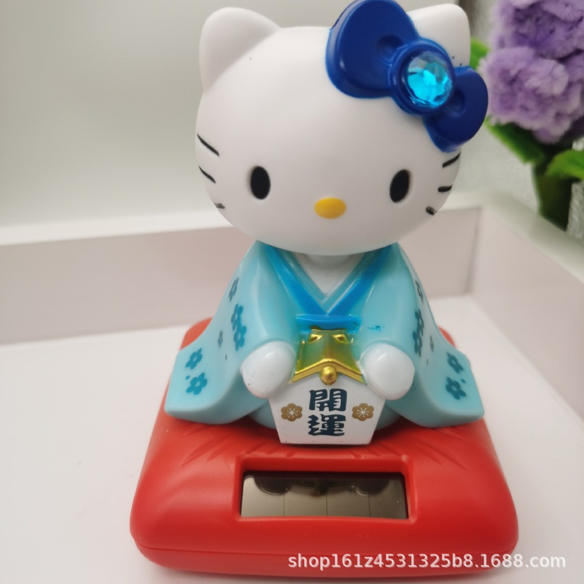 New creative and cute solar-powered car interior decoration, car dashboard shaking head ornament, anime style