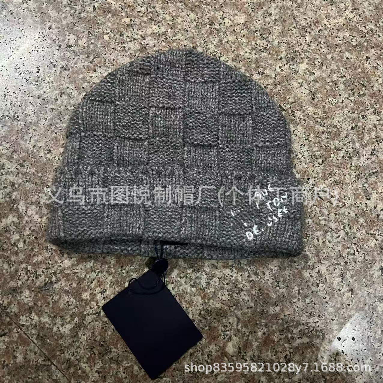 회색 (큰 격자 자수 레터링)