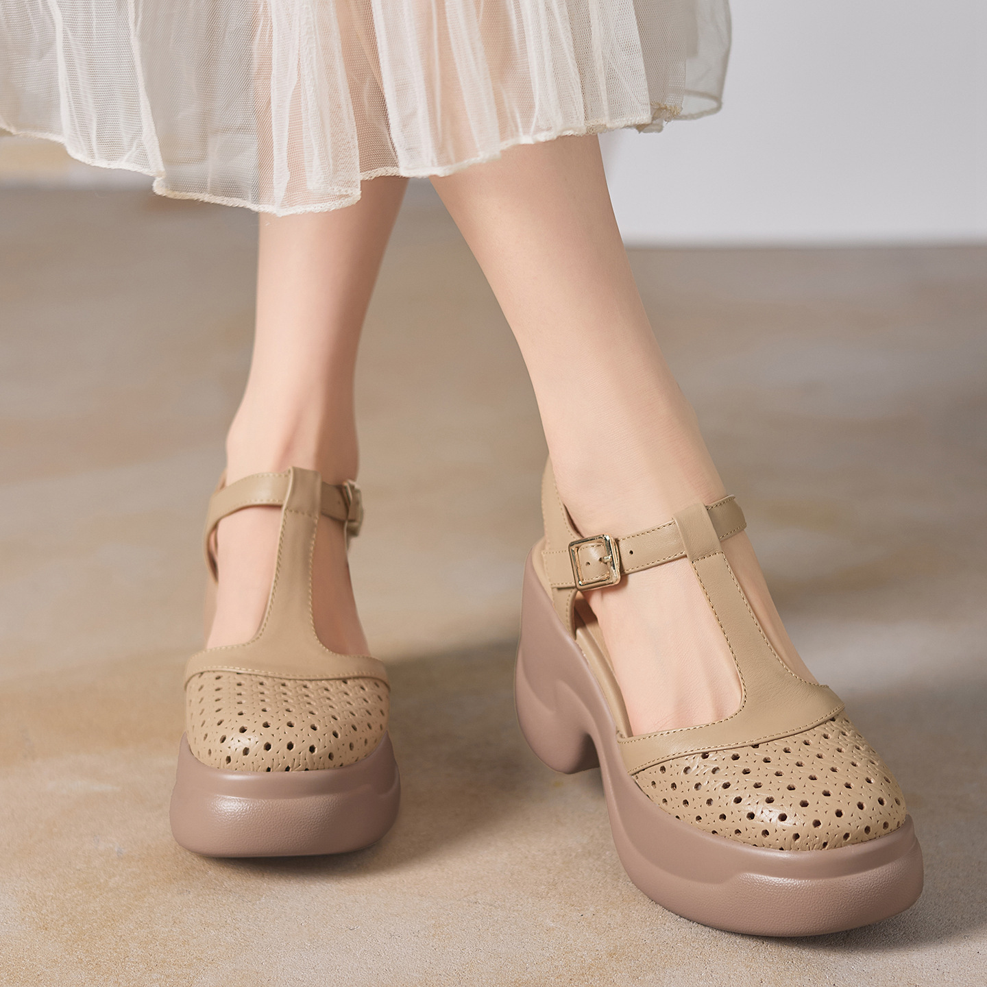 Sandal cao gót nữ quai ngang khóa T, đế dày 9.5 cm, gót thô — màu trắng ngà