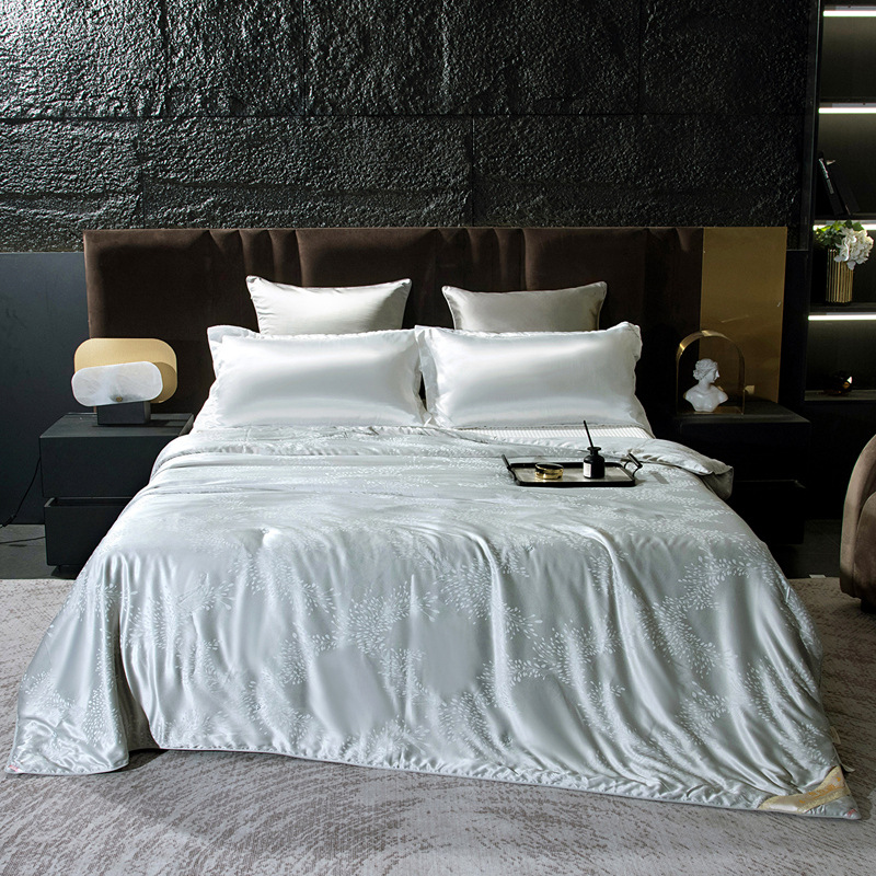 桐郷の手作り100% シルクは秋冬に厚くされています。