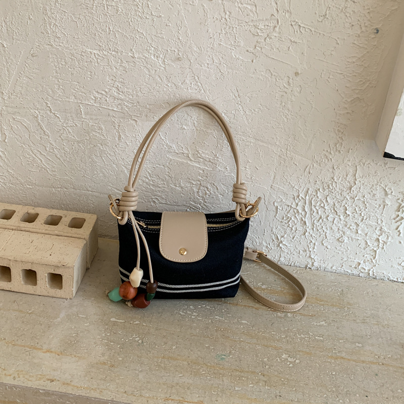 La versión coreana de nicho de diseño minimalista bolso de brazo para mujeres verano 2026 nuevo estilo extranjero versátil bolso de mochila casual diario