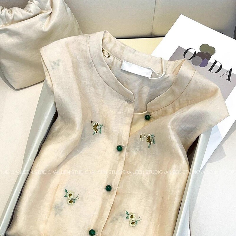 Elegant and Stylish Summer Thin Sleeveless Women's New Chinese-Style Top Vest with Embroidery and Stand Collar for Outerwear