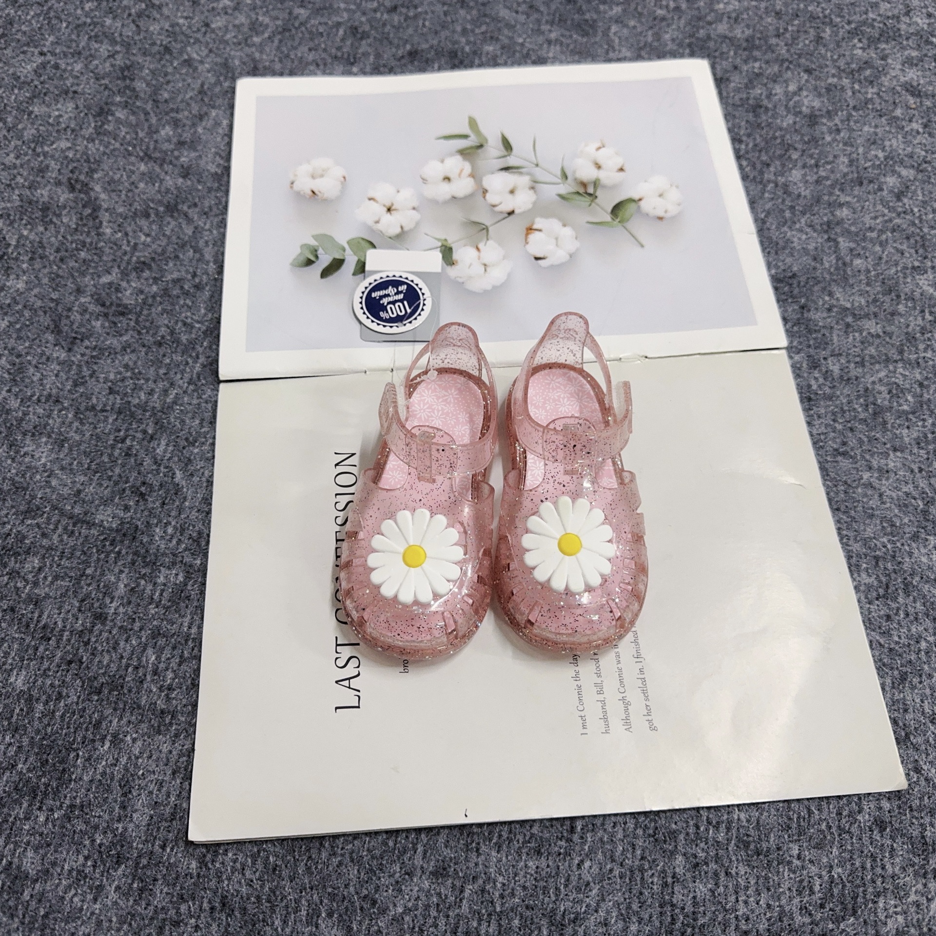 夏の新作、男の子と女の子のための無地カジュアル包頭ローマサンダル、マジックテープ付きビーチサンダル